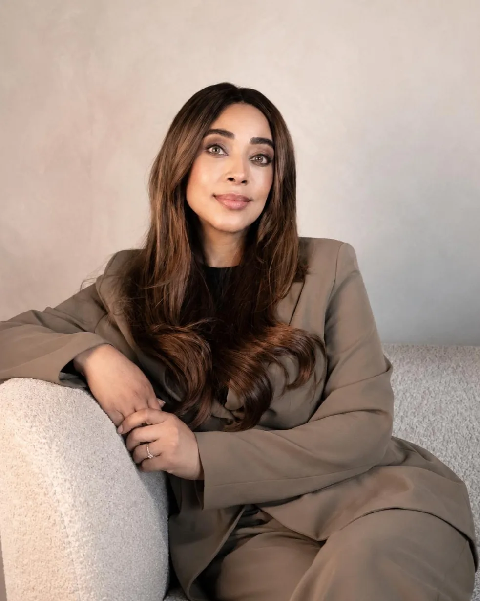 Portret van Lila Martis op een bank, in een beige pak